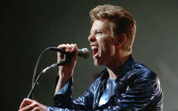 david_bowie_singing_ap_img